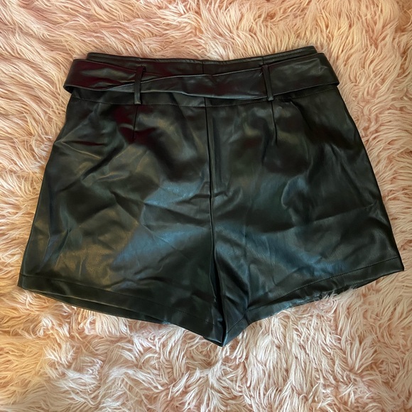 Waist Belted Leather Shorts, with pockets. Size: 42 - Picture 4 of 6